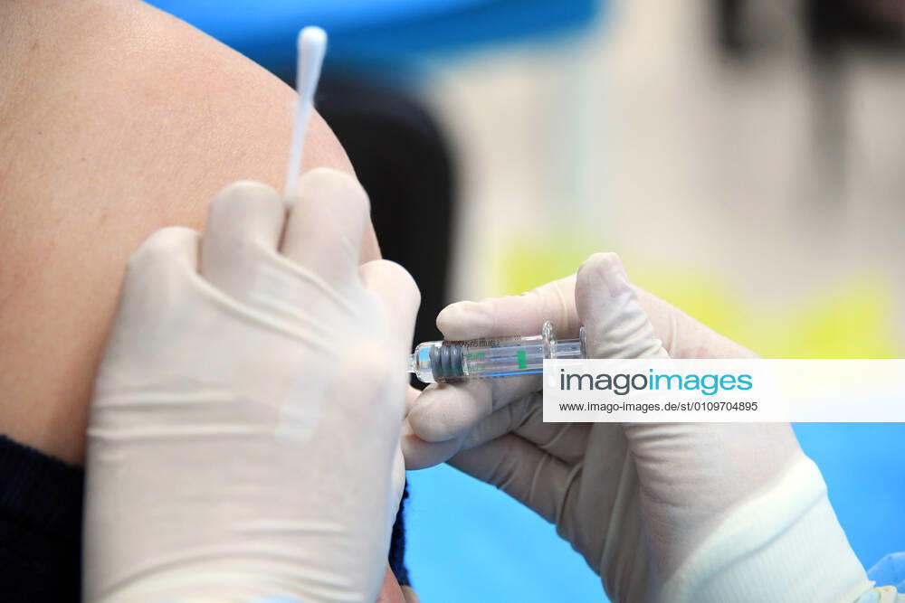 (210111) -- BEIJING, Jan. 11, 2021 -- A medical worker inoculates a recipient with a COVID-19 vaccine at a temporary inoculation site in Haidian District in Beijing, capital of China, Jan. 11, 2021. Over 1 million people in Beijing had received the first dose of COVID-19 vaccine as of 11 a.m. Monday, the municipal health commission said. TO GO WITH Over 1 mln get COVID-19 vaccine in Beijing ) CHINA-BEIJING-COVID-19 VACCINE-1 MILLION-INOCULATIONS (CN) RenxChao