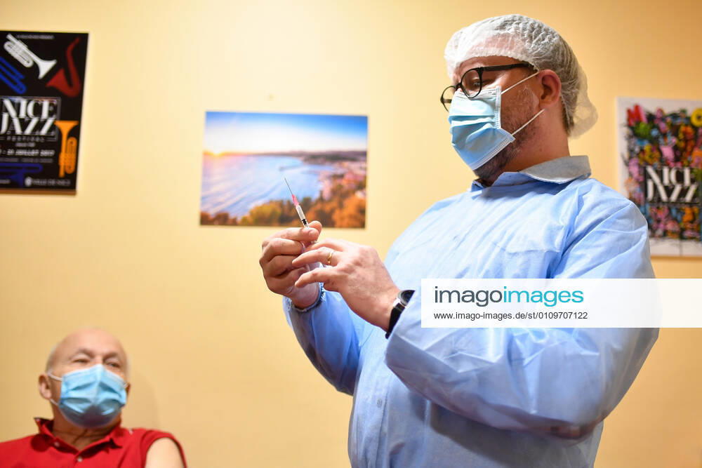 Christian Estrosi, Maire de Nice visite et inaugure le second centre de vaccination a Nice au Theatre de Verdure au 1, Promenade des Anglais a Nice. Les vaccination ont lieux dans les loges sous le mythique theatre de verdure, d inspiration grecque. Ce centre permettra a tous les habitants de beneficier d une consultation pre-vaccinale avant de se faire vacciner suivant un process strict. La Ville de Nice ouvrira au fur-et-a mesure des doses vaccinales recues et des categories de population ouvertes a la vaccination, deux autres centres qui seront situes au Palais des Expositions et au Palais Nikiaia. Ces lieux de vaccination permettront d atteindre l objectif de 50 000 vaccins par semaine. NEWS : Campagne de vaccination contre Covi