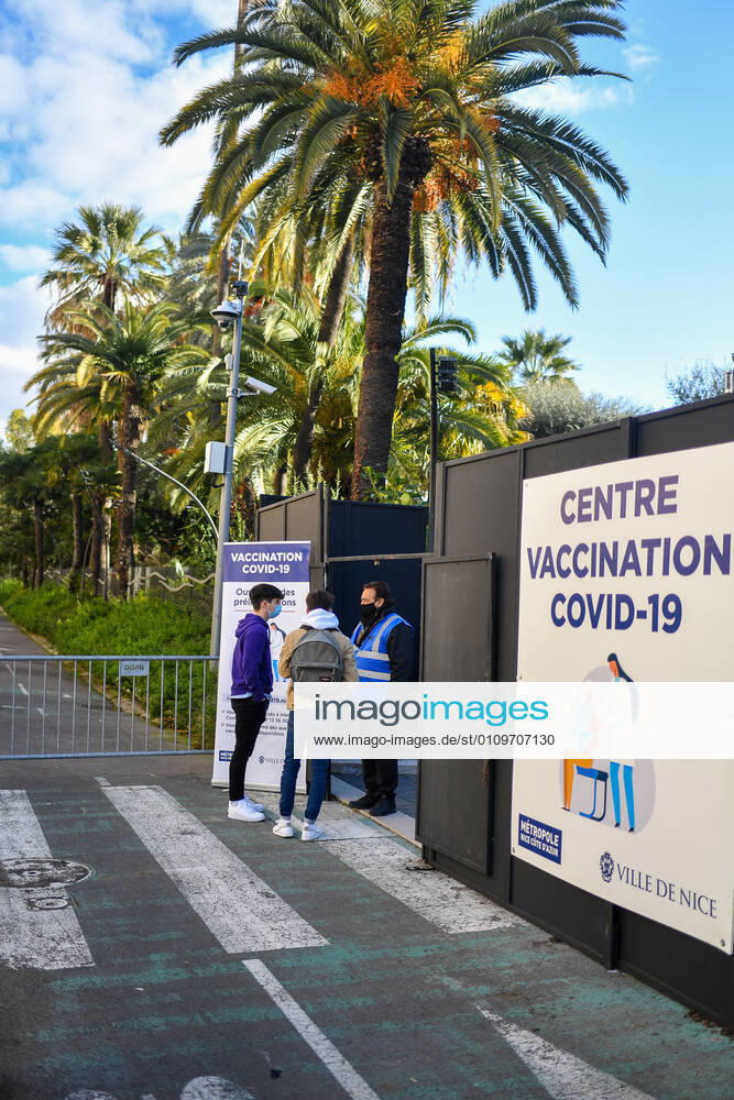 Christian Estrosi, Maire de Nice visite et inaugure le second centre de vaccination a Nice au Theatre de Verdure au 1, Promenade des Anglais a Nice. Les vaccination ont lieux dans les loges sous le mythique theatre de verdure, d inspiration grecque. Ce centre permettra a tous les habitants de beneficier d une consultation pre-vaccinale avant de se faire vacciner suivant un process strict. La Ville de Nice ouvrira au fur-et-a mesure des doses vaccinales recues et des categories de population ouvertes a la vaccination, deux autres centres qui seront situes au Palais des Expositions et au Palais Nikiaia. Ces lieux de vaccination permettront d atteindre l objectif de 50 000 vaccins par semaine. NEWS : Campagne de vaccination contre Covi