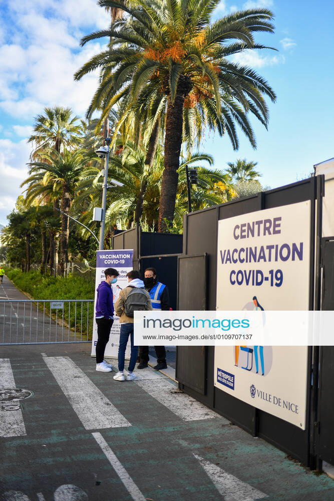 Christian Estrosi, Maire de Nice visite et inaugure le second centre de vaccination a Nice au Theatre de Verdure au 1, Promenade des Anglais a Nice. Les vaccination ont lieux dans les loges sous le mythique theatre de verdure, d inspiration grecque. Ce centre permettra a tous les habitants de beneficier d une consultation pre-vaccinale avant de se faire vacciner suivant un process strict. La Ville de Nice ouvrira au fur-et-a mesure des doses vaccinales recues et des categories de population ouvertes a la vaccination, deux autres centres qui seront situes au Palais des Expositions et au Palais Nikiaia. Ces lieux de vaccination permettront d atteindre l objectif de 50 000 vaccins par semaine. NEWS : Campagne de vaccination contre Covi