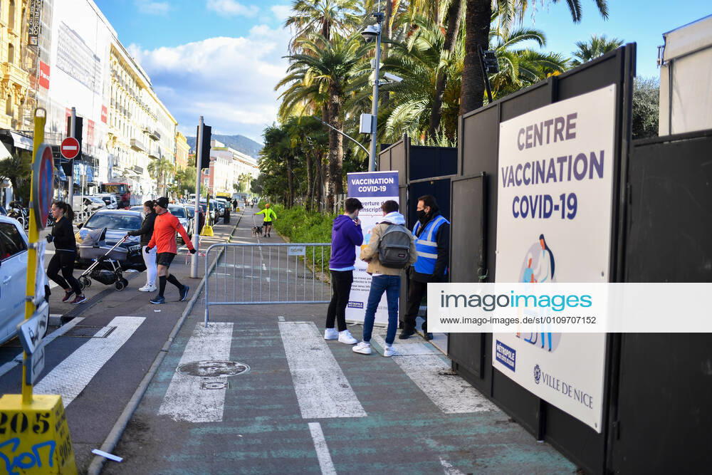 Christian Estrosi, Maire de Nice visite et inaugure le second centre de vaccination a Nice au Theatre de Verdure au 1, Promenade des Anglais a Nice. Les vaccination ont lieux dans les loges sous le mythique theatre de verdure, d inspiration grecque. Ce centre permettra a tous les habitants de beneficier d une consultation pre-vaccinale avant de se faire vacciner suivant un process strict. La Ville de Nice ouvrira au fur-et-a mesure des doses vaccinales recues et des categories de population ouvertes a la vaccination, deux autres centres qui seront situes au Palais des Expositions et au Palais Nikiaia. Ces lieux de vaccination permettront d atteindre l objectif de 50 000 vaccins par semaine. NEWS : Campagne de vaccination contre Covi
