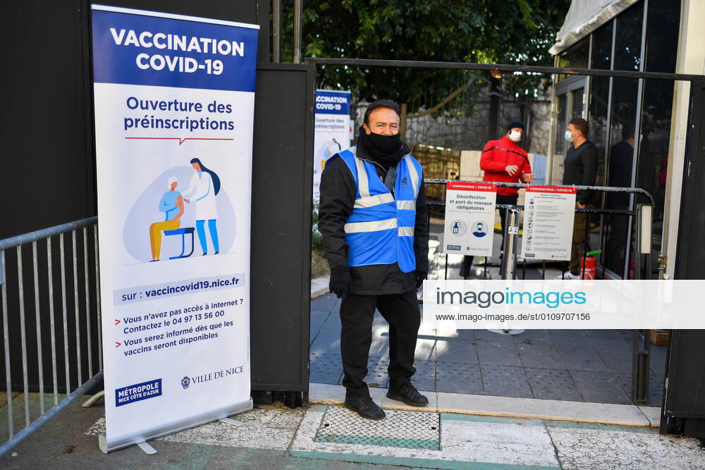 Christian Estrosi, Maire de Nice visite et inaugure le second centre de vaccination a Nice au Theatre de Verdure au 1, Promenade des Anglais a Nice. Les vaccination ont lieux dans les loges sous le mythique theatre de verdure, d inspiration grecque. Ce centre permettra a tous les habitants de beneficier d une consultation pre-vaccinale avant de se faire vacciner suivant un process strict. La Ville de Nice ouvrira au fur-et-a mesure des doses vaccinales recues et des categories de population ouvertes a la vaccination, deux autres centres qui seront situes au Palais des Expositions et au Palais Nikiaia. Ces lieux de vaccination permettront d atteindre l objectif de 50 000 vaccins par semaine. NEWS : Campagne de vaccination contre Covi
