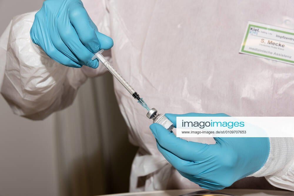 Vaccination centre Kiel Further vaccine deliveries mean that the capacity utilisation of the vaccination centres can be ramped up from next week in Kiel and also throughout Schleswig-Holstein The teams are ready and procedures are functioning