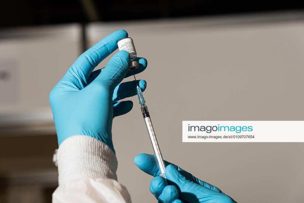 Vaccination centre Kiel Further vaccine deliveries mean that the capacity utilisation of the vaccination centres can be ramped up from next week in Kiel and also throughout Schleswig-Holstein The teams are ready and procedures are functioning