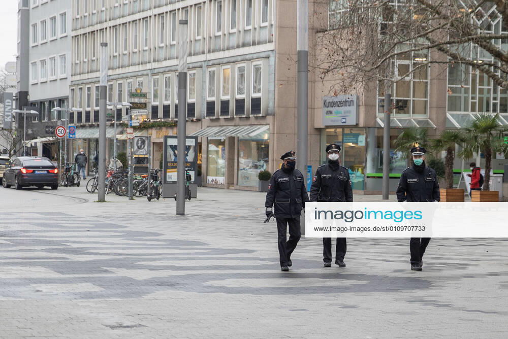 Lower Saxony, Hanover, Corona Shutdown extended to Jan. 31, 2021, downtown businesses closed, city empty, police checking for mandatory masks and compliance with contact restrictions,