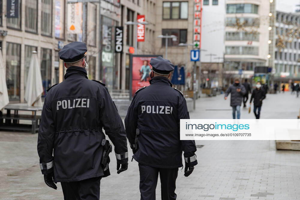 Lower Saxony, Hanover, Corona Shutdown extended to Jan. 31, 2021, downtown businesses closed, city empty, police checking for mandatory masks and compliance with contact restrictions,