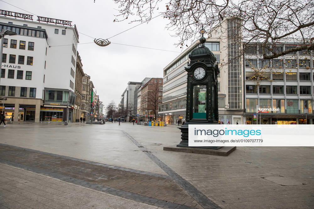 Lower Saxony, Hanover, Corona Shutdown extended to January 31, 2021, closed downtown businesses, empty city, deserted downtown as seen here at Kröpcke, ,