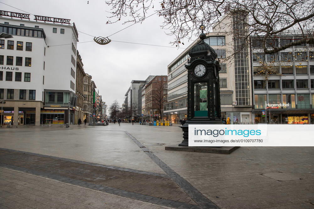 Lower Saxony, Hanover, Corona Shutdown extended to January 31, 2021, closed downtown businesses, empty city, deserted downtown as seen here at Kröpcke, ,