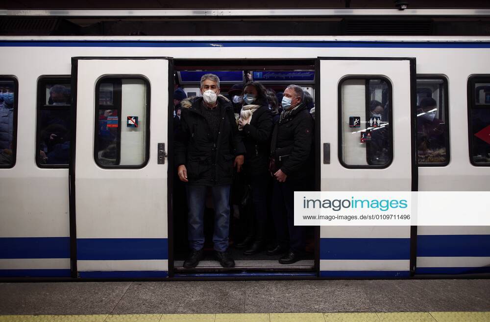 A crowded Metro train, in Madrid (Spain), on 11 January 2021. Yesterday, Adif re-established circulation, which was interrupted by the intense snow storm caused by the Filomena storm, at various points in the network to and from Madrid. Thus, the traffic between Puerta de Atocha and Seville Malaga, between Puerta de Atocha and Levante and between Puerta de Atocha and Leon has been restored. Likewise, traffic on the High Speed corridors to the south, Levante and Valladolid has been re-established, as has commercial service between Puerta de Atocha and Toledo. Yesterday, suburban lines C2 (Guadalajara Atocha Chamartin), C3 (Chamartin-Aranjuez) and C3A (El Escorial-Aranjuez), and C5 (Mostoles-El Soto Atocha Villaverde Alto) were