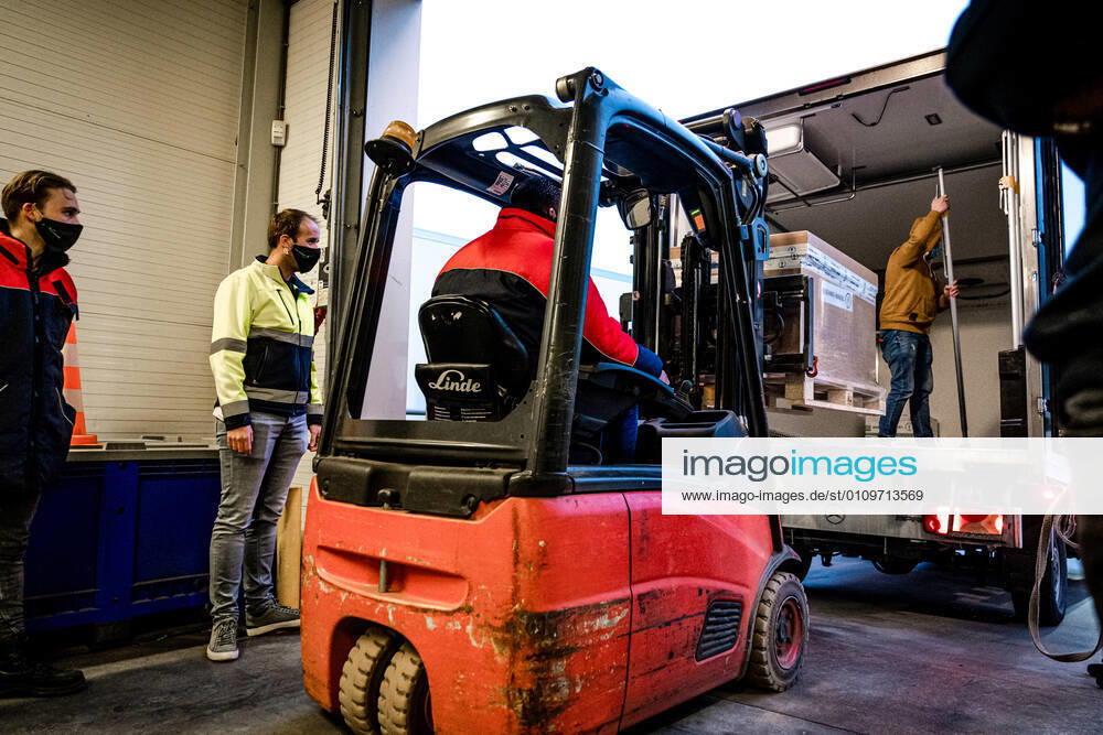 OSS The American company Moderna supplied the first batch of corona vaccines to the Netherlands The shipment was delivered by truck to the company Movianto in Oss It is, after the BioNTech Pfizer vaccine, the second vaccine approved in the EU for use against the corona virus ANP ROB ENGLISHING