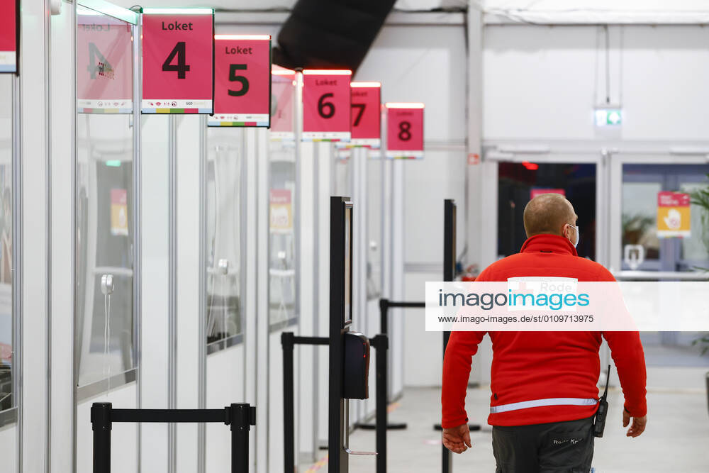 ASSEN An employee of the Red Cross in the large test and vaccination location at the TT Circuit De GGD s Common Health Services in Amsterdam, Drenthe and The Hague started vaccinating health personnel ANP VINCENT JANNINK
