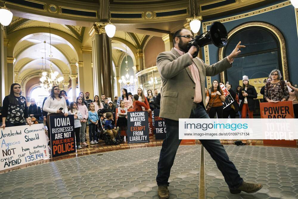 Des Moines, Iowa, U.S: A man recites a prayer in the Rotunda of the Iowa State Capitol in Des Moines. Hundreds of Iowans from across the state came to the State Capitol to protest the Governor s COVID-19 mitigation efforts. The Coronavirus (SARS-CoV-2) mitigation guidelines include a mask mandate indoors when it isn t possible to social distance. But the Governor specifically exempted the State Capitol. No one in the crowd wore a mask and there was no effort to follow social distancing guidelines. There were also anti-Vaxxers in the crowd who protested the vaccine efforts and said vaccines were unsafe. Des Moines U.S. - ZUMAk94_ 20210111_zaf_k94_013