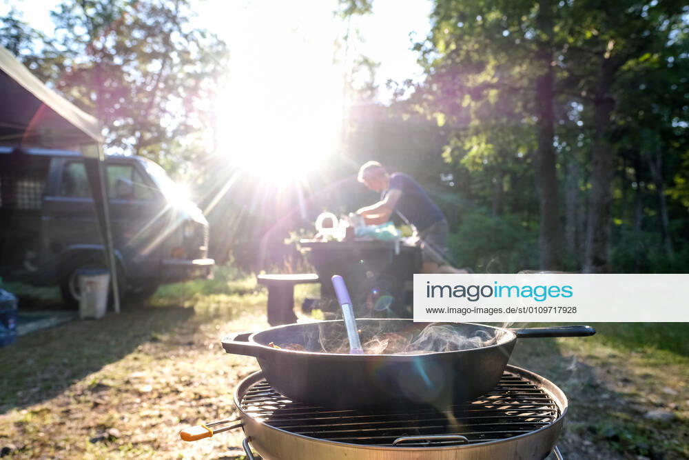 Man setting up dinner at campground food on stove Harriman, NY, United States CR_STWE210111C-600459-01 ,model released, Symbolfoto