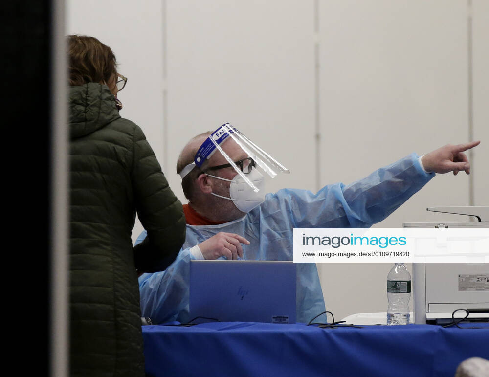 People arrive and get checked in to receive a coronavirus vaccine at an Essex County COVID-19 Vaccination Site located at a closed Sears retail store in the Livingston Mall in Livingston, New Jersey on Monday, January 11, 2021. Public health agencies and health-care groups are using the retailer s empty stores to deliver Vaccines in several locations around parts of the United States. NYP20210111112 JohnxAngelillo