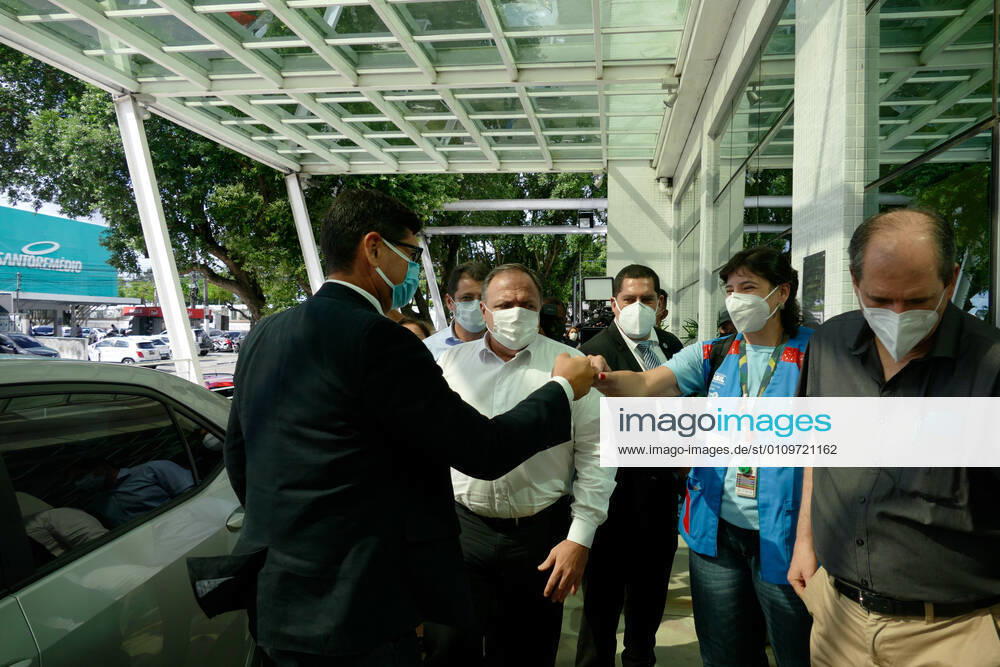 MANAUS, AM - 11.01.2021: MINISTRO PAZUELLO VISITA HUGV EM MANAUS - Eduardo Pazuello, Minister of Health, visiting the Getúlio Vargas University Hospital (HUGV) in Manaus (AM), this Monday afternoon (11). In the photo, Minister Pazuello arrives at HUGV. x2016272x SandroxPereira