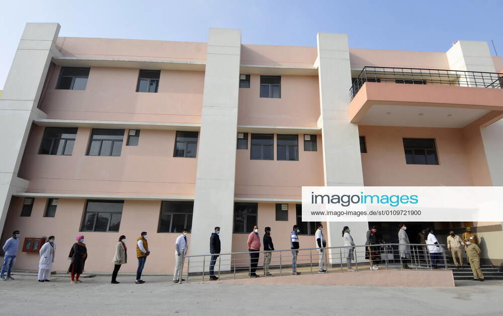 Volunteers queue during a dry-run of Covid-19 vaccine at Bhangel CHC hospital, on January 11, 2021 in Noida, India. Prime Minister Narendra Modi on Monday spoke on India s vaccination plan ahead of the mega Covid-19 vaccination drive, which is set to start on 16 January, 2021. Around 3 crore healthcare workers and frontline workers will be vaccinated in the first phase of vaccination. In the 2nd phase, those above 50 years and those under 50 years with co-morbid conditions will be vaccinated, the Prime Minister said. (Photo by Sunil Ghosh Hindustan Times) Covid-19 Vaccine Dry Run