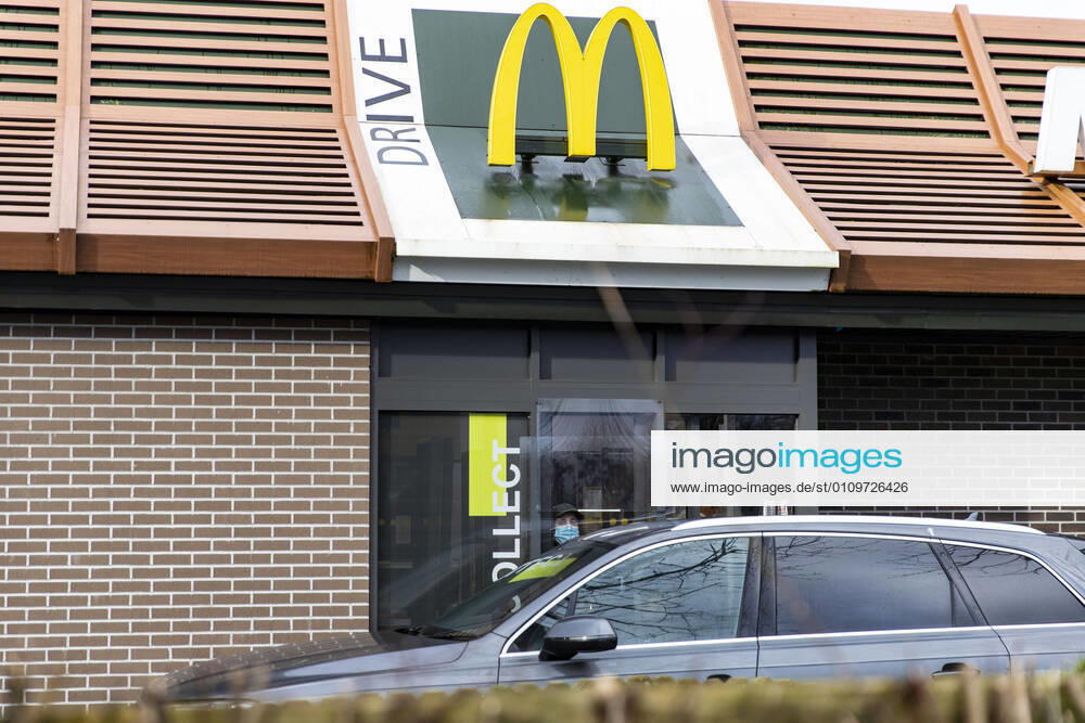 McDonaldÃ¢â‚¬â ¢s staff passing fooding on a drive through in Wales, UK on January 11, 2021. Professor Chris Whitty has warned the UK has not yet hit the peak of the current wave of Covide-19 infections, with the next few weeks being Ã¢â‚¬oethe worstÃ¢â‚¬Â of the pandemic for the NHS. Carmarthenshire United Kingdom - ZUMAj323 20210111_zip_j323_001