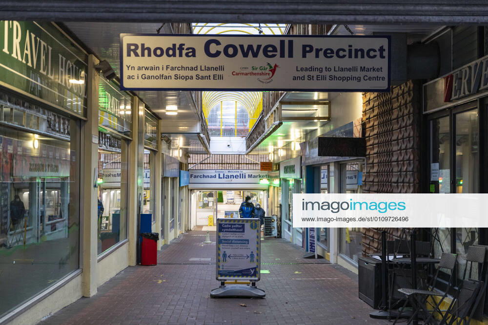 People looking at closed shops at a local market in Wales, UK on January 11, 2021. Professor Chris Whitty has warned the UK has not yet hit the peak of the current wave of Covide-19 infections, with the next few weeks being â€oethe worst†of the pandemic for the NHS. Carmarthenshire United Kingdom - ZUMAj323 20210111_zip_j323_020