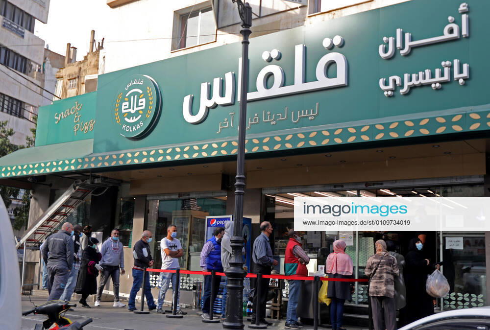 (210112) -- BEIRUT, Jan. 12, 2021 -- People buy bread from a bakery to prepare for a national COVID-19 lockdown in Beirut, Lebanon, Jan. 11, 2021. Lebanon s Higher Defense Council declared on Monday a state of emergency between Jan. 14-25 that includes a total lockdown in hope to restrict further spread of COVID-19, Al-Jadeed local TV channel reported. ) LEBANON-BEIRUT-COVID-19-LOCKDOWN BilalxJawich