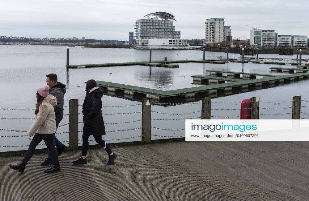 People walk around the Pierhead at Cardiff Bay in Wales..1,332 new cases of the coronavirus have been recorded today bringing the total to 172,879 since the pandemic began. The overall death total now stands at 3,997 in Wales. The infection rate is now 403.5 cases per 100,000 people based on the seven days up to January 7. That is down on the 415 previously reported. Cardiff United Kingdom - ZUMAs197 20210112_zab_s197_010