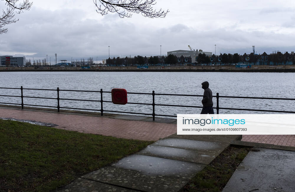 A man wearing a face mask walks along the Britannia Quay at Cardiff Bay in Wales..1,332 new cases of the coronavirus have been recorded today bringing the total to 172,879 since the pandemic began. The overall death total now stands at 3,997 in Wales. The infection rate is now 403.5 cases per 100,000 people based on the seven days up to January 7. That is down on the 415 previously reported. Cardiff United Kingdom - ZUMAs197 20210112_zab_s197_012