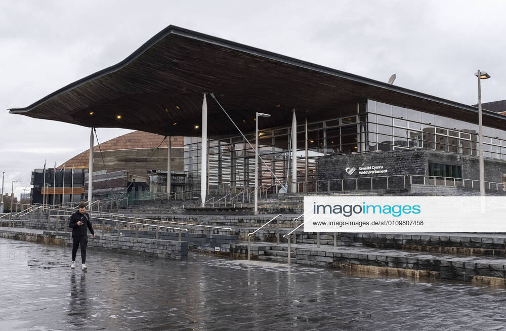 A man walks past the Wales Parliament (Senedd Cymru) at Cardiff Bay in Wales..1,332 new cases of the coronavirus have been recorded today bringing the total to 172,879 since the pandemic began. The overall death total now stands at 3,997 in Wales. The infection rate is now 403.5 cases per 100,000 people based on the seven days up to January 7. That is down on the 415 previously reported. Cardiff United Kingdom - ZUMAs197 20210112_zab_s197_017