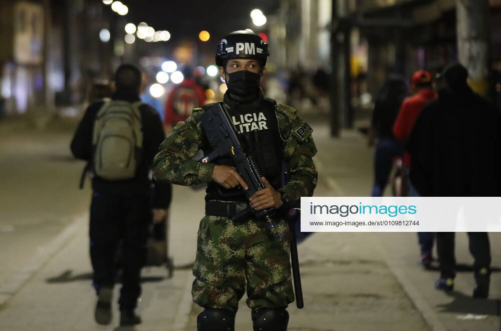 Soldiers guard a street during the curfew imposed today in Bogota, Colombia 12 January 2021. The city ended a strict quarantine on Tuesday that was in force during the Reyes Bridge last weekend and today a curfew begins to apply in all localities from eight at night to four in the morning, as will extend until next Sunday. Colombia adds another 14,179 infections and 331 deaths from covid-19 !ACHTUNG: NUR REDAKTIONELLE NUTZUNG!