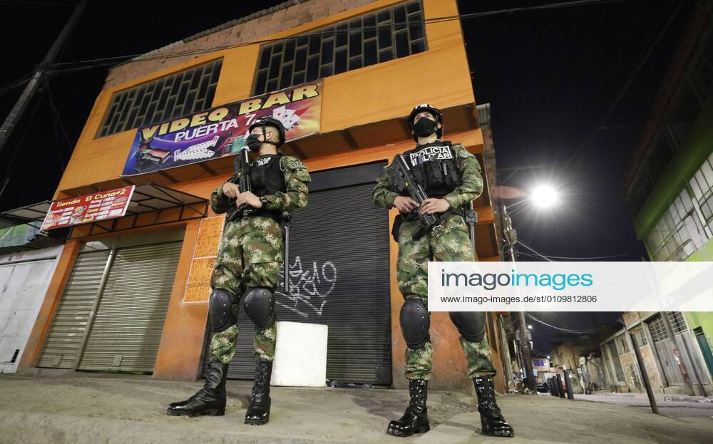 Soldiers guard a street during the curfew imposed today in Bogota, Colombia 12 January 2021. The city ended a strict quarantine on Tuesday that was in force during the Reyes Bridge last weekend and today a curfew begins to apply in all localities from eight at night to four in the morning, as will extend until next Sunday. Colombia adds another 14,179 infections and 331 deaths from covid-19 !ACHTUNG: NUR REDAKTIONELLE NUTZUNG!