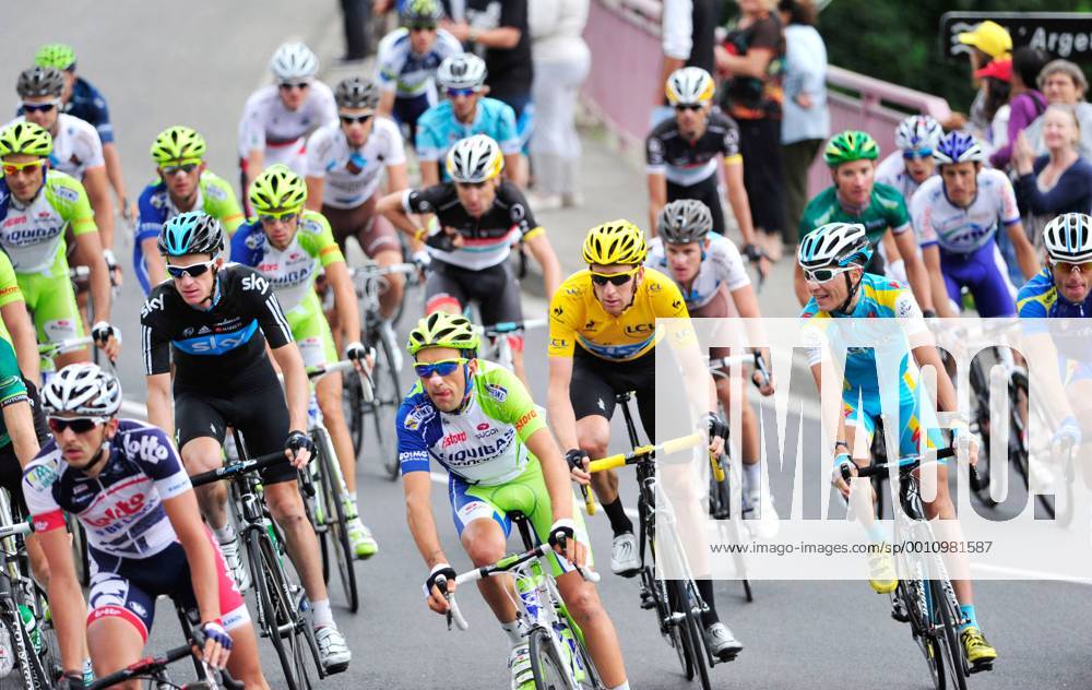 RADSPORT - Tour de France 2012 FOIX,FRANKREICH,15.JUL.12 - DIVERS, RADSPORT - Tour de France 2012, 14. Etappe, Limoux - Foix. Bild zeigt die Fahrer und Bradley Wiggins (GBR Sky). Keywords: Gelbe Trikot.