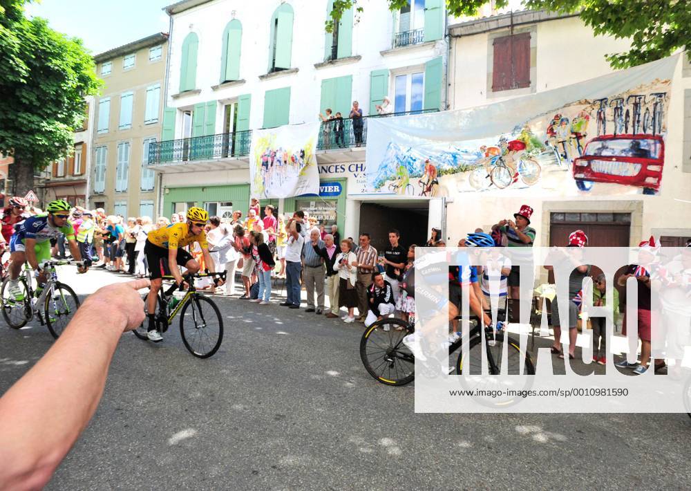 RADSPORT - Tour de France 2012 FOIX,FRANKREICH,15.JUL.12 - DIVERS, RADSPORT - Tour de France 2012, 14. Etappe, Limoux - Foix. Bild zeigt Bradley Wiggins (GBR Sky). Keywords: Gelbes Trikot.