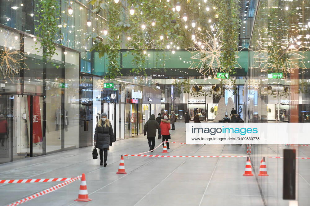Theme Picture Winter in the Coronavirus Pandemic Prolongation Lockdown until 31 January 2021 Empty Shopping Arcade Fuenf Hoefe in Munich on 12 01 2021 Only a few passers-by go past closed shops, stores In front of the shops are stretched fluttering ribbons