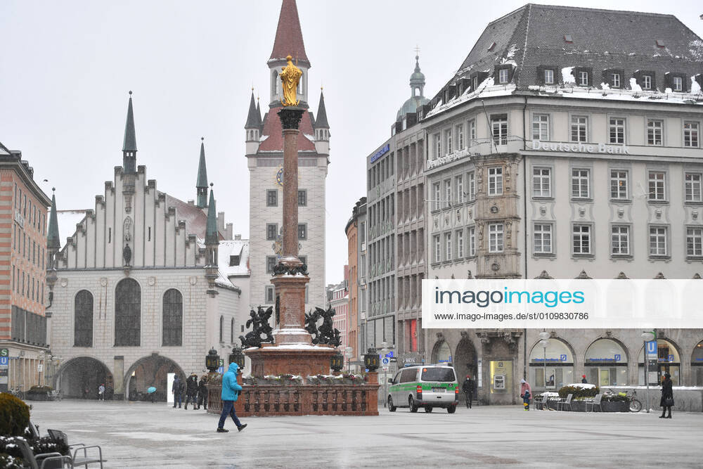 Theme picture winter in the coronavirus pandemic extension lockdown until 31 January 2021 empty streets and squares,empty Marienplatz,pedestrian zone Neuhauser Strasse, Kaufinger Strasse in Munich on 12 01 2021,people,passers-by