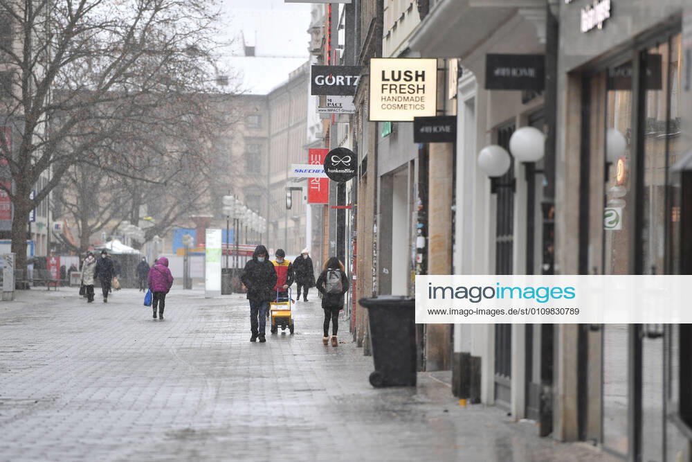 Theme Picture Winter in the Coronavirus Pandemic Prolongation Lockdown until 31 January 2021 Empty streets and squares Only a few passers-by go past closed shops, stores in the pedestrian zone Neuhauser Strasse, Kaufinger Strasse in Munich on 12 01 2021 Persons, passers-by