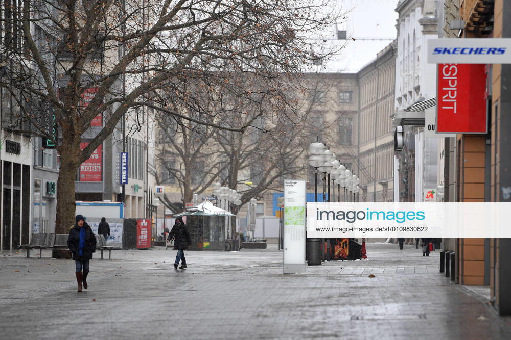 Theme Picture Winter in the Coronavirus Pandemic Prolongation Lockdown until 31 January 2021 Empty streets and squares Only a few passers-by go past closed shops, stores in the pedestrian zone Neuhauser Strasse, Kaufinger Strasse in Munich on 12 01 2021 Persons, passers-by