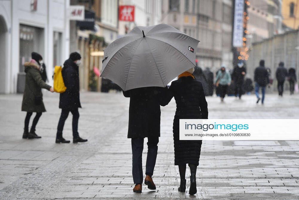 Theme Picture Winter in the Coronavirus Pandemic Prolongation Lockdown until 31 January 2021 Empty streets and squares Only a few passers-by walk through the Theatinerstrasse in Munich on 12 01 2021 People,passers-by with an umbrella,umbrella
