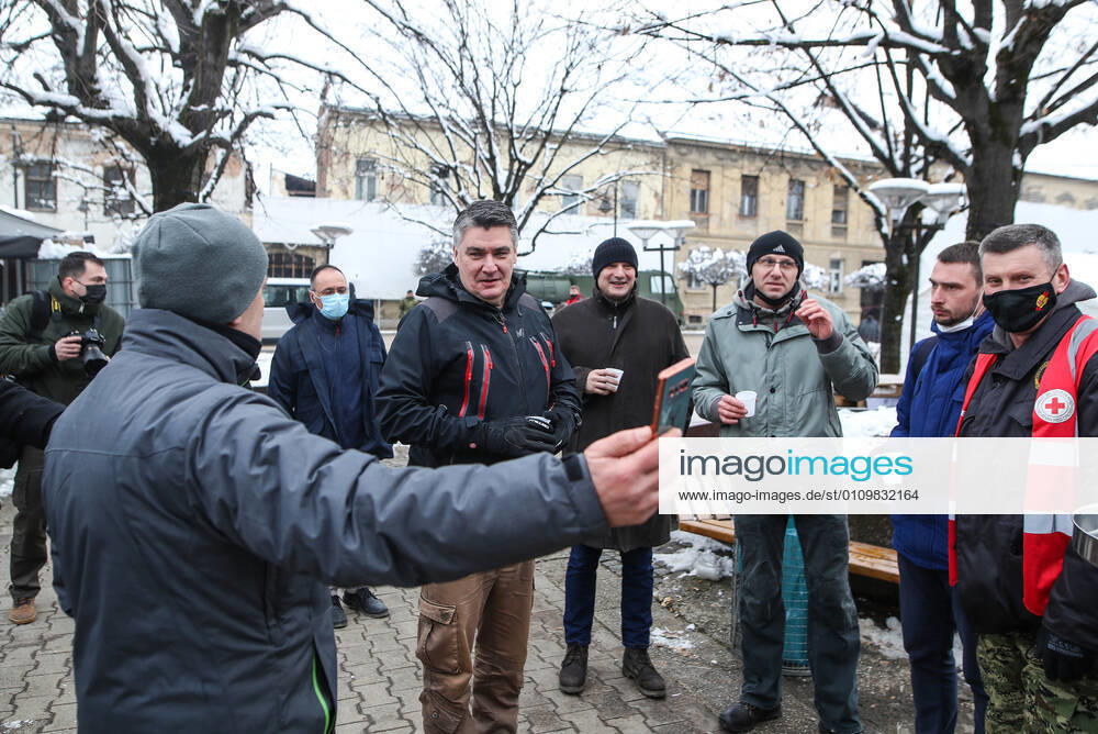 Croatian President Zoran Milanovic visited the volunteer chefs Croatian President Zoran Milanovic, took a walk through the city center outside the announced protocol and visited the volunteer chefs on the Square of Croatian Veterans, who have been cooking food for people who lost their homes in the earthquake., in Petrinja, Croatia, on January 13, 2021. ZeljkoxLukunic PIXSELL