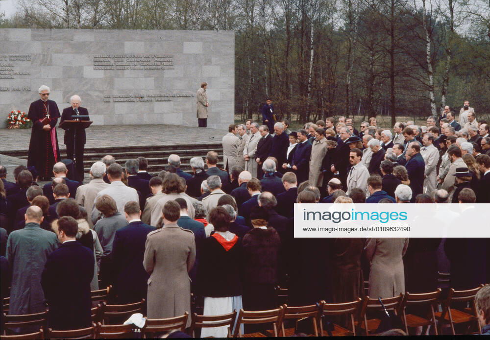 Concentration Camp Bergen Belsen, On the morning of May 5, 1985, Helmut and Hannelore Kohl as well as Ronald and Nancy Reagan visited Bergen Belsen where they commemorated the victims of National Socialism at the mass graves. In his speech, Reagan declared that there must be no forgetting,