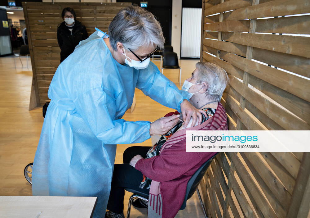 Vaccination of 65 citizens, who receive both personal care and practical assistance from the municipality, here is Sara Vendelbo, is underway in Brovst Hallen, Wednesday 13 January 2021 In other words, one of the 22 nearby vaccination sites that have been set up for this target group of citizens, Brovst Jylland Denmark