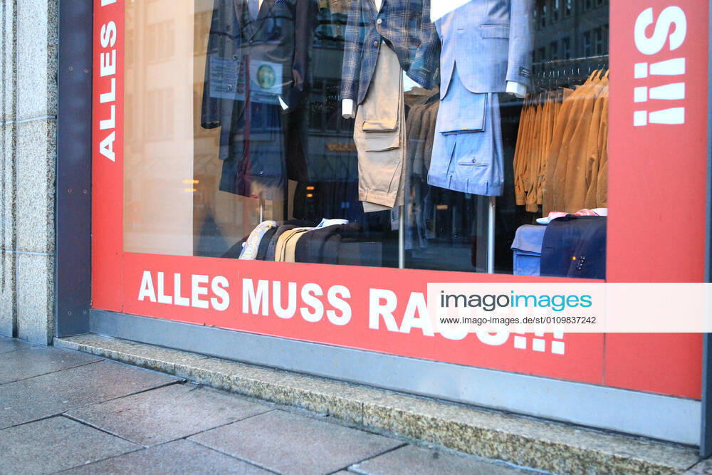 On the window of a closed shop in Hamburgs city centre, a notice is displayed indicating a clearance sale due to the closure of the business Altstadt Hamburg