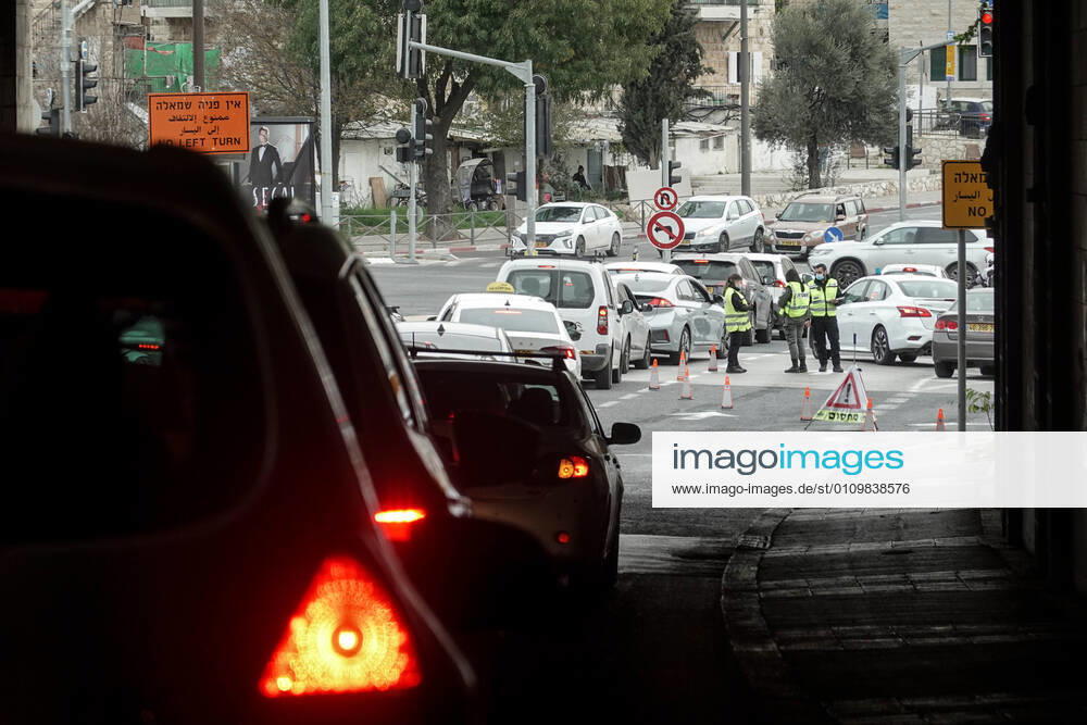 Policemen deploy a checkpoint monitoring drivers and traffic as they enforce a 3rd nationwide COVID-19 lockdown which began at midnight 7th January, 2021. Israel nears 2 million vaccinated at least one dose, representing over 22 percent of the population, simultaneously with breaking daily records in COVID-19 infections, now topping 9,000. Jerusalem Israel - ZUMAa126 20210113_zap_a126_002