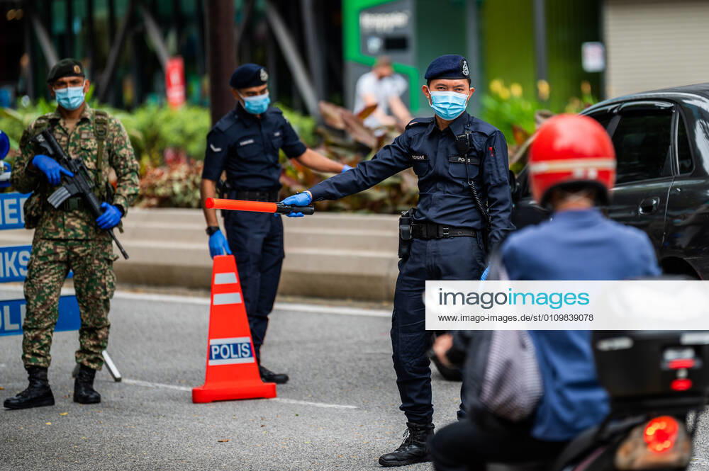 (210113) -- KUALA LUMPUR, Jan. 13, 2021 -- Police officers and soldiers check vehicles in Kuala Lumpur, Malaysia, Jan. 13, 2021. Malaysia announced tightening movement restriction measures to contain the spread of COVID-19 for two weeks starting from Wednesday, citing the country s health care system being at a breaking point. ) MALAYSIA-KUALA LUMPUR-COVID-19-MOVEMENT RESTRICTIONS ZhuxWei
