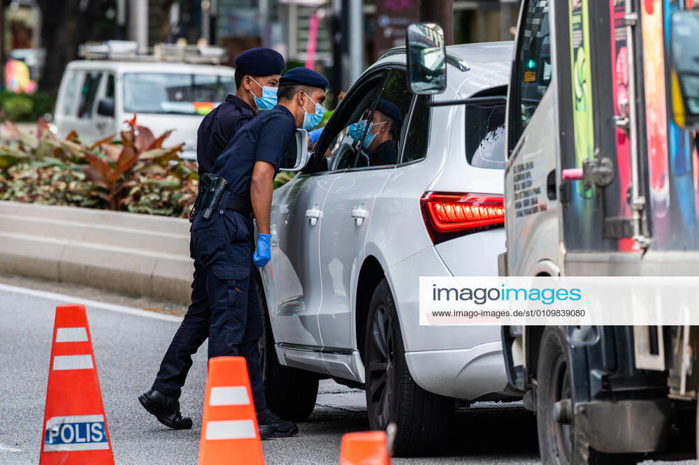 (210113) -- KUALA LUMPUR, Jan. 13, 2021 -- Police officers check vehicles in Kuala Lumpur, Malaysia, Jan. 13, 2021. Malaysia announced tightening movement restriction measures to contain the spread of COVID-19 for two weeks starting from Wednesday, citing the country s health care system being at a breaking point. ) MALAYSIA-KUALA LUMPUR-COVID-19-MOVEMENT RESTRICTIONS ZhuxWei