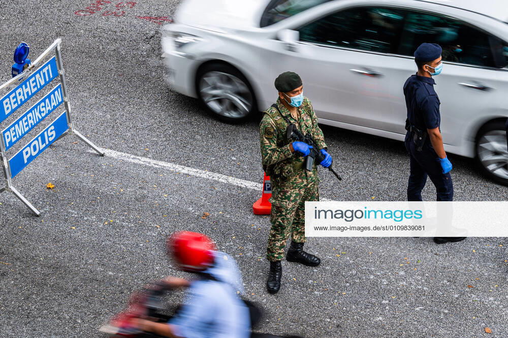 (210113) -- KUALA LUMPUR, Jan. 13, 2021 -- A policeman and a soldier are seen at a check point in Kuala Lumpur, Malaysia, Jan. 13, 2021. Malaysia announced tightening movement restriction measures to contain the spread of COVID-19 for two weeks starting from Wednesday, citing the country s health care system being at a breaking point. ) MALAYSIA-KUALA LUMPUR-COVID-19-MOVEMENT RESTRICTIONS ZhuxWei