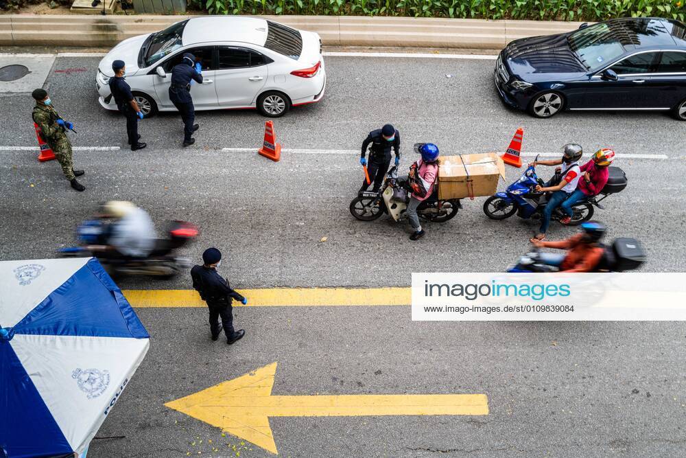 (210113) -- KUALA LUMPUR, Jan. 13, 2021 -- Police officers and soldiers are seen at a check point in Kuala Lumpur, Malaysia, Jan. 13, 2021. Malaysia announced tightening movement restriction measures to contain the spread of COVID-19 for two weeks starting from Wednesday, citing the country s health care system being at a breaking point. ) MALAYSIA-KUALA LUMPUR-COVID-19-MOVEMENT RESTRICTIONS ZhuxWei