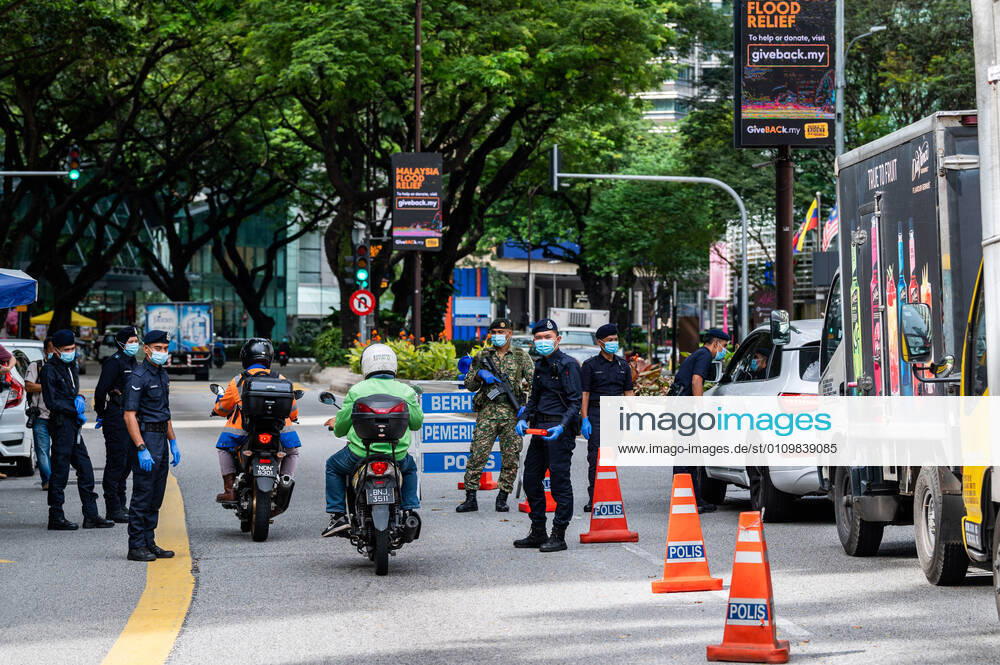 (210113) -- KUALA LUMPUR, Jan. 13, 2021 -- Police officers and soldiers are seen at a check point in Kuala Lumpur, Malaysia, Jan. 13, 2021. Malaysia announced tightening movement restriction measures to contain the spread of COVID-19 for two weeks starting from Wednesday, citing the country s health care system being at a breaking point. ) MALAYSIA-KUALA LUMPUR-COVID-19-MOVEMENT RESTRICTIONS ZhuxWei