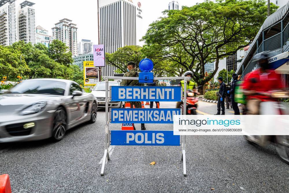 (210113) -- KUALA LUMPUR, Jan. 13, 2021 -- Police officers and soldiers are seen at a check point in Kuala Lumpur, Malaysia, Jan. 13, 2021. Malaysia announced tightening movement restriction measures to contain the spread of COVID-19 for two weeks starting from Wednesday, citing the country s health care system being at a breaking point. ) MALAYSIA-KUALA LUMPUR-COVID-19-MOVEMENT RESTRICTIONS ZhuxWei