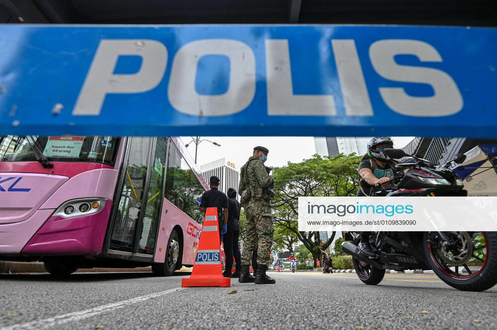 (210113) -- KUALA LUMPUR, Jan. 13, 2021 -- Police officers and soldiers are seen at a check point in Kuala Lumpur, Malaysia, Jan. 13, 2021. Malaysia announced tightening movement restriction measures to contain the spread of COVID-19 for two weeks starting from Wednesday, citing the country s health care system being at a breaking point. (Photo by Xinhua) MALAYSIA-KUALA LUMPUR-COVID-19-MOVEMENT RESTRICTIONS ChongxVoonxChung