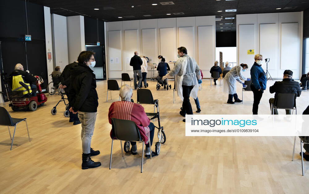 Waiting area after vaccination of 65 citizens, who receive both personal care and practical assistance from the municipality, in Brovst Hallen, Wednesday 13 January 2021 In other words, one of the 22 nearby vaccination sites that have been set up for this target group of citizens, Brovst, is inaugurated. Jylland Denmark
