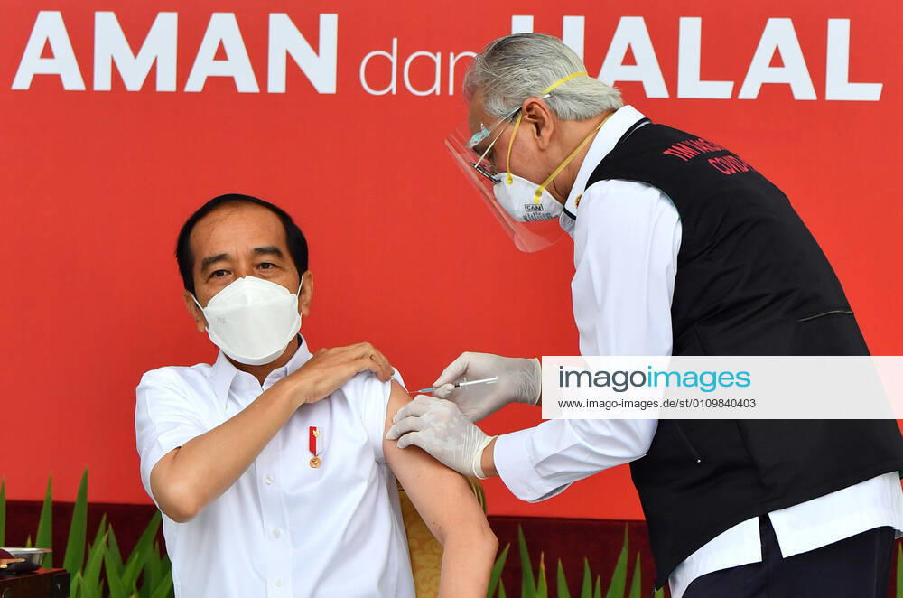 (210113) -- JAKARTA, Jan. 13, 2021 -- Indonesian President Joko Widodo receives the COVID-19 vaccine shot developed by China s biopharmaceutical company Sinovac Biotech at Presidential Palace in Jakarta, Indonesia, Jan. 13, 2021. The president, widely known as Jokowi, is the first Indonesian vaccinated to show that the vaccine is safe. ( Presidential Press Bureau Handout via Xinhua) INDONESIA-JAKARTA-PRESIDENT-VACCINE-COVID-19 AgusxSuparto