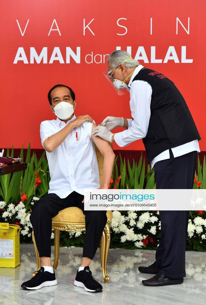 (210113) -- JAKARTA, Jan. 13, 2021 -- Indonesian President Joko Widodo receives the COVID-19 vaccine shot developed by China s biopharmaceutical company Sinovac Biotech at Presidential Palace in Jakarta, Indonesia, Jan. 13, 2021. The president, widely known as Jokowi, is the first Indonesian vaccinated to show that the vaccine is safe. ( Presidential Press Bureau Handout via Xinhua) INDONESIA-JAKARTA-PRESIDENT-VACCINE-COVID-19 AgusxSuparto